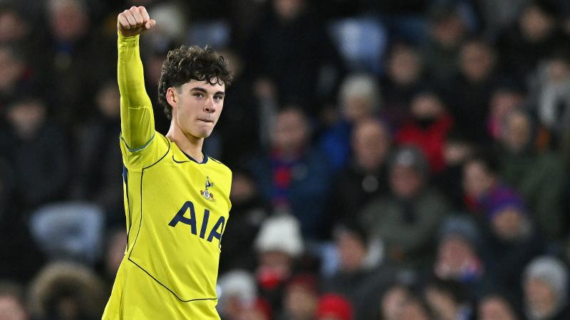 被记者问如何迅速克服伤病，刚果中场萨迪基举起圣经笑而不语（记者问他如何迅速伤愈，刚果中场萨迪基举起圣经，微笑不语）