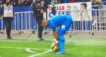 4-0横扫！意甲榜首易主，国米挤掉米兰，法布雷加斯惨败（4-0完胜！意甲头名易位，国米力压米兰，法布雷加斯吞惨败）