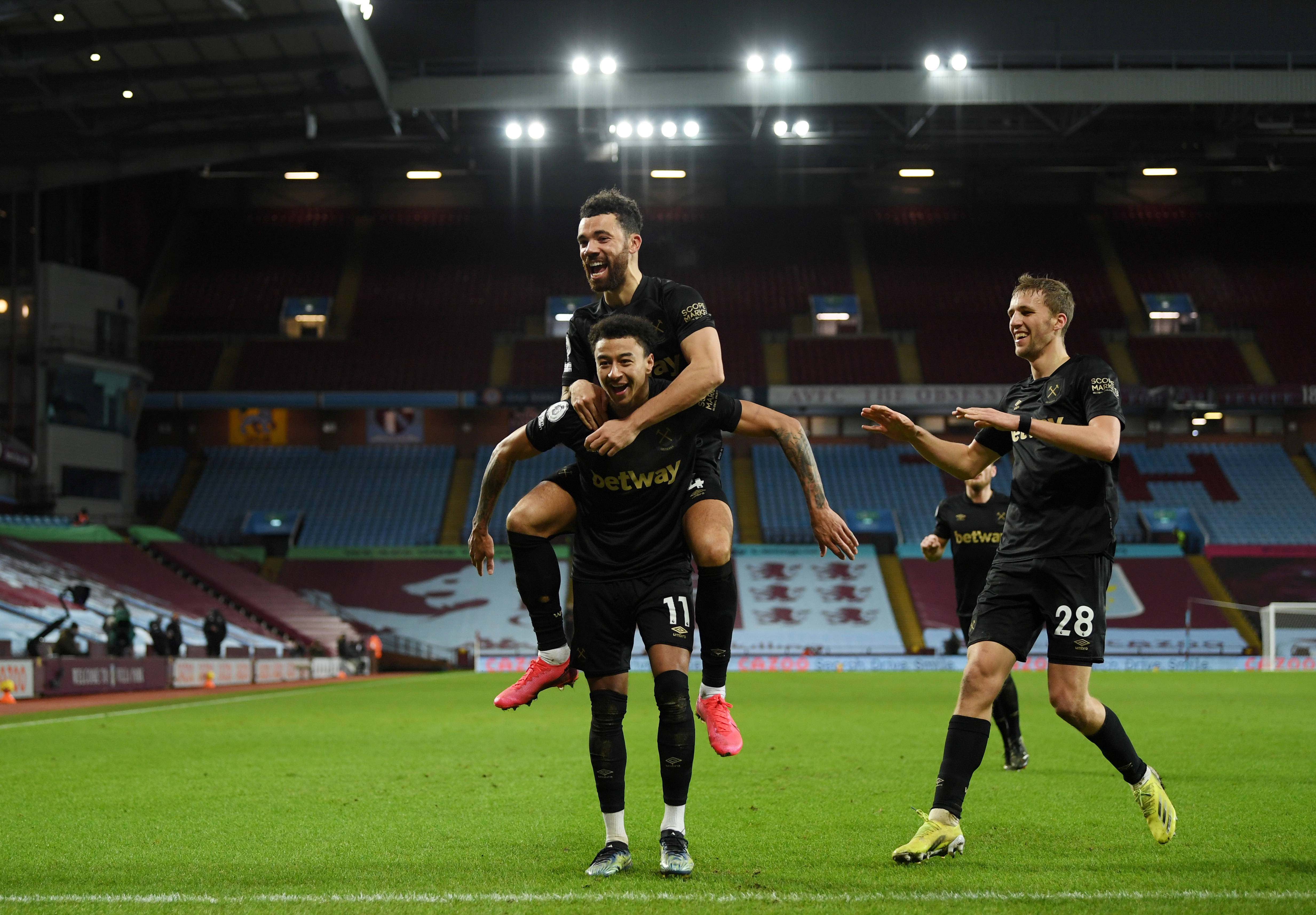 南通发布：苏超南通队载誉而归，3000多名球迷迎接城市英雄（南通发布：苏超南通队凯旋归来，三千余名球迷热情迎接城市骄傲）