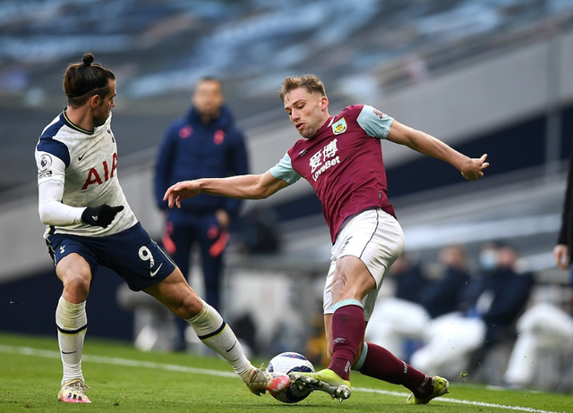 半场战报：博洛尼亚1-2克雷莫内塞，奥尔索利尼点射，瓦尔迪、帕耶罗破门（半场快讯：博洛尼亚1-2暂落后克雷莫内塞，奥尔索利尼点球命中，瓦尔迪与帕耶罗进球）