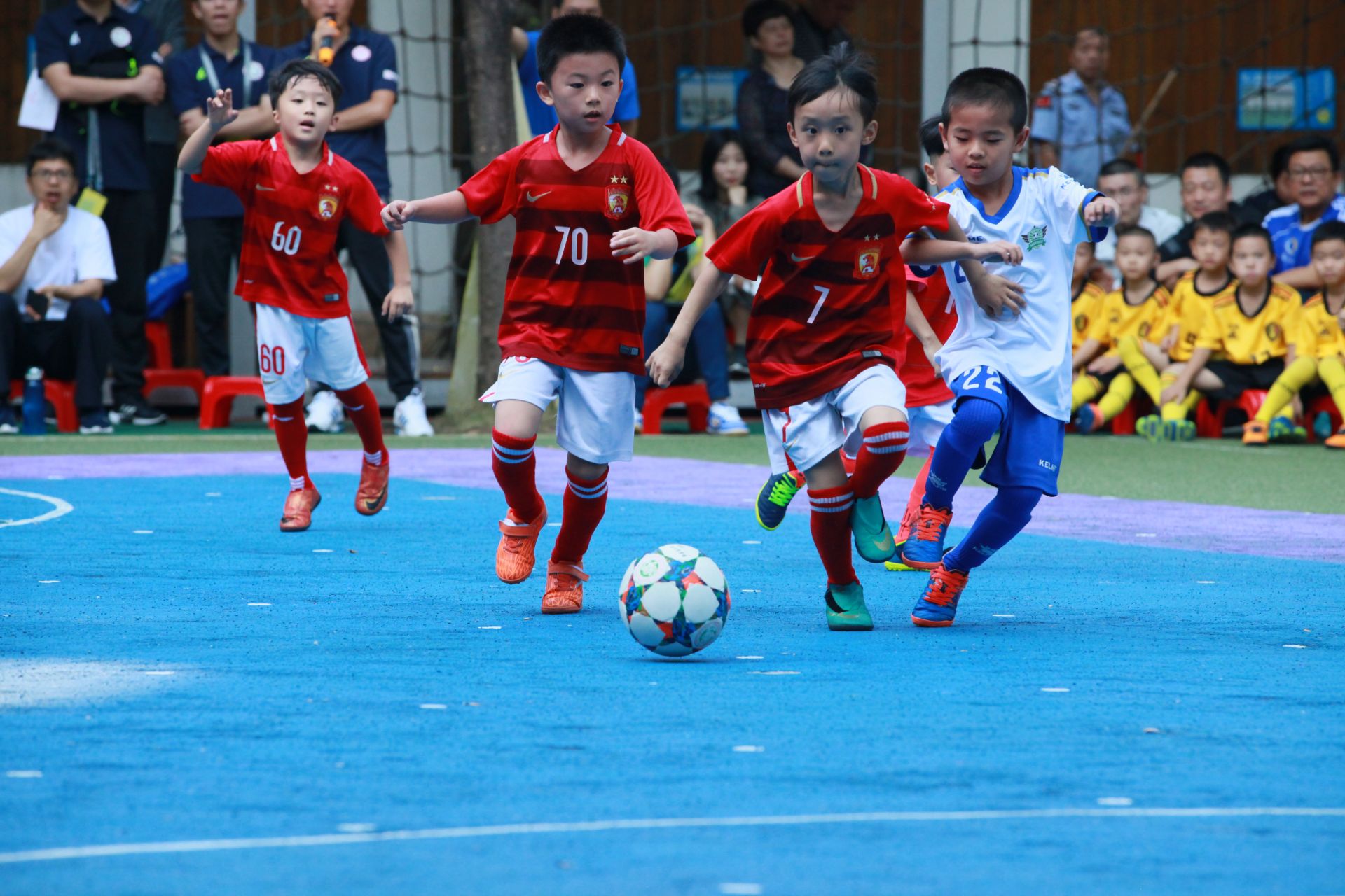 海斯：我感觉这支球队有很多的兄弟情谊，所有人都想保护彼此（海斯：球队充满兄弟情，人人都想互相守护）