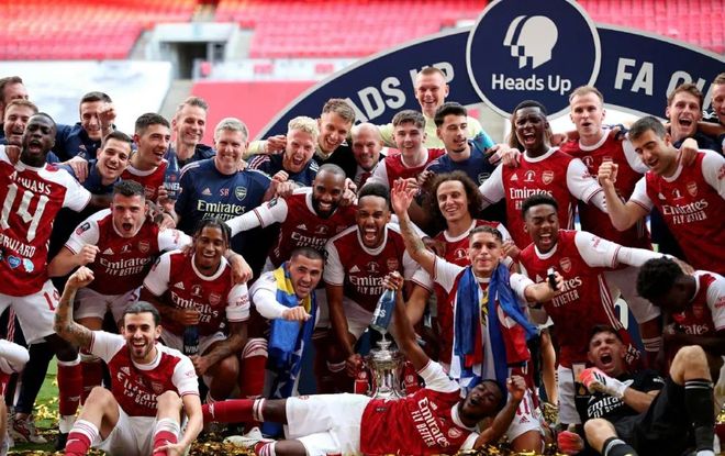 媒体人：李海新在联赛首轮就有严重误判；为长春亚泰感到不平（媒体人质疑李海新联赛揭幕战严重误判，为长春亚泰鸣不平）