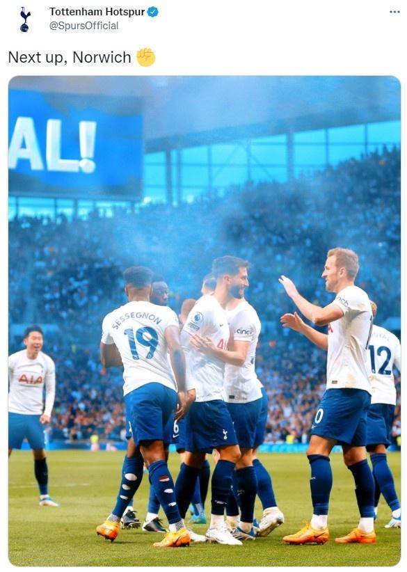 纪念去世的朋友，雅克松的打底衫上写着“安息吧，我的兄弟”（悼念亡友，雅克松穿印有“安息吧，我的兄弟”的打底衫）