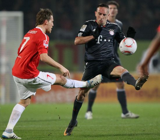 梅西路过回家，重返巴萨诺坎普球场。1800w点赞。（梅西再临诺坎普，回家一刻收获1800万点赞）