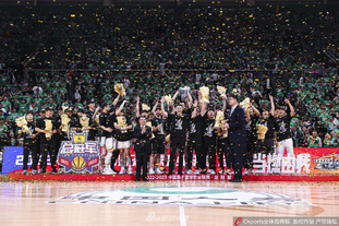 赵佳楠：我们拥有全世界最好的球迷，非常感谢大连球迷的支持（赵佳楠：大连球迷是世界最佳，感谢你们的支持）