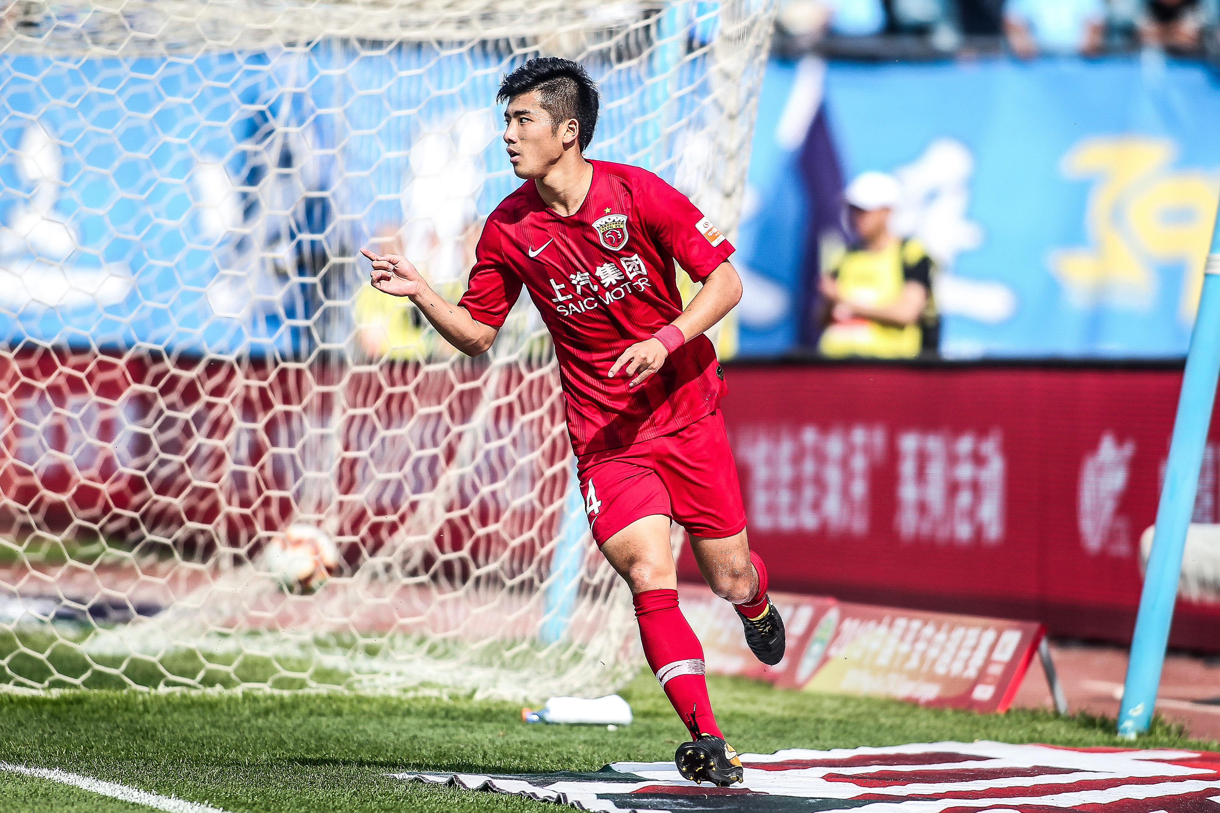 C罗：国家队没有谁是不可撼动的；球迷嘘我会帮我队友减轻压力（C罗：国家队没有绝对核心；嘘声冲我来，我替队友扛压力）