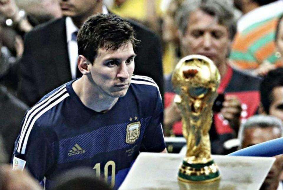 皇马更衣室危机缓解，阿隆索暂无下课可能，球队有望取得3连胜，全队团结推动复兴。（皇马更衣室危机消解，阿隆索暂无下课风险，球队有望拿下3连胜，团结一心推进复兴）