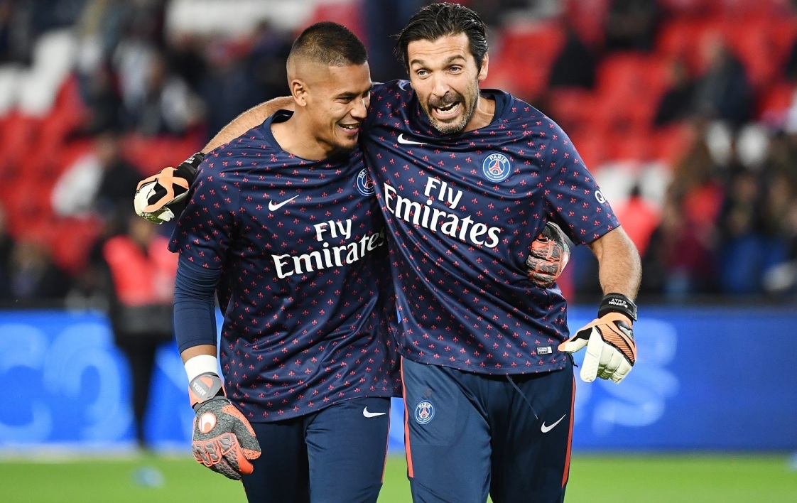 前锋连续助攻，团队配合默契（锋线连送妙传，团队默契十足）