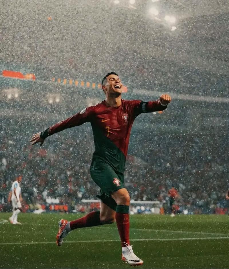 姆巴佩：能被拿来和C罗相提并论很自豪；想拿所有能拿的冠军（姆巴佩：与C罗齐名倍感荣幸，志在收尽所有冠军）