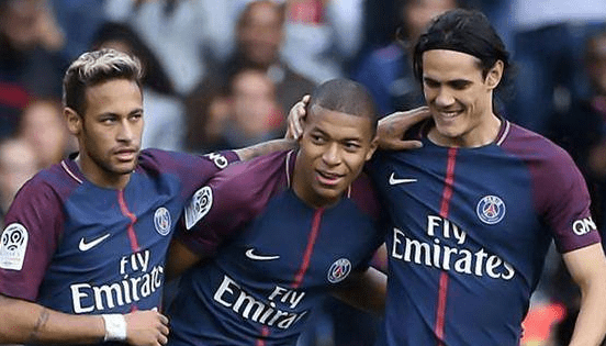 追星现场？这才是真正的双向奔赴！残特奥会赛场上，观众围着运动员们要签名！（这才是双向奔赴！残特奥会赛场成“追星”现场，观众争相向运动员要签名）