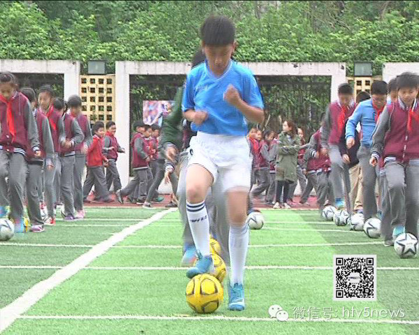 扛起老鹰进攻！亚历山大-沃克半场高效20分带队追分（亚历山大-沃克半场轰20分，领衔老鹰展开追分潮）