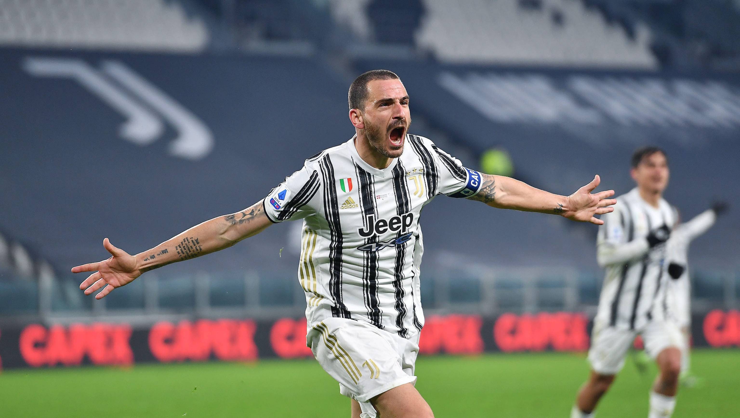 反身扣篮震撼全场（反身暴扣引爆全场）