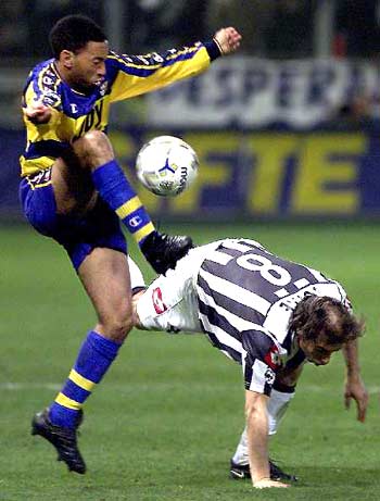 历史第一人！梅西解锁职业生涯第400次助攻（梅西完成生涯第400次助攻，独占历史第一）