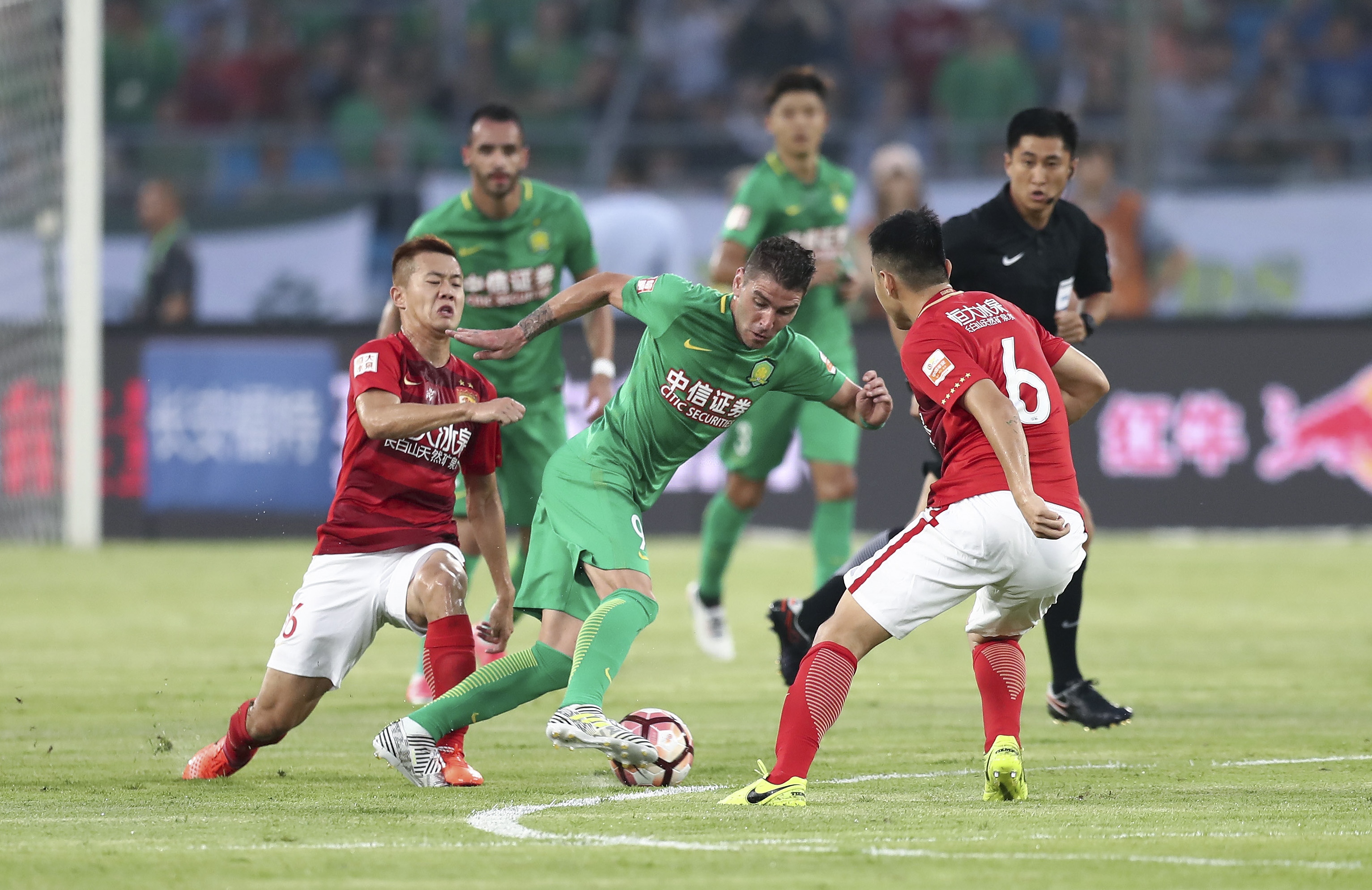 喀麦隆非洲杯大名单：姆伯莫领衔，巴索戈在列，奥纳纳无缘（喀麦隆非洲杯阵容出炉：姆伯莫领衔，巴索戈入选，奥纳纳落选）