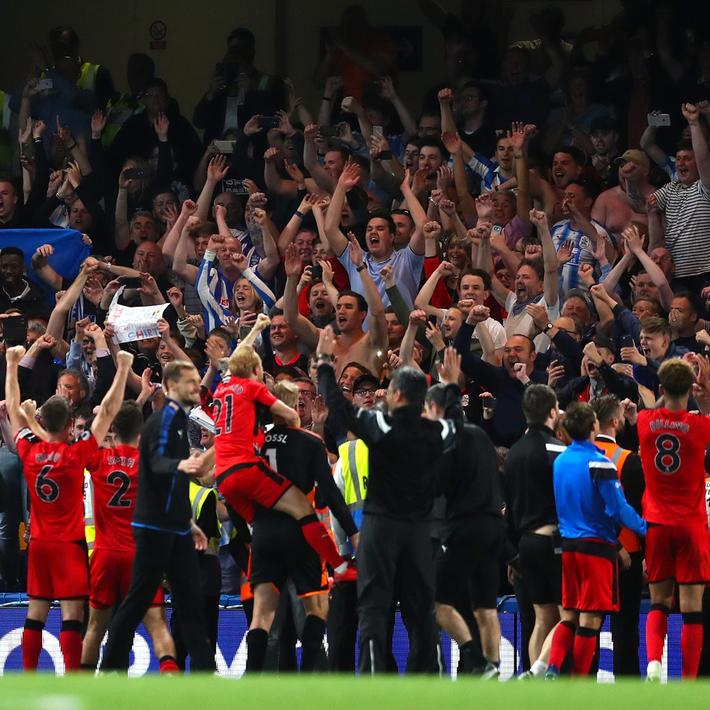 上海申花迎建队32周年纪念日，俱乐部官方发布庆贺海报（上海申花建队32周年之际，俱乐部发布纪念海报）